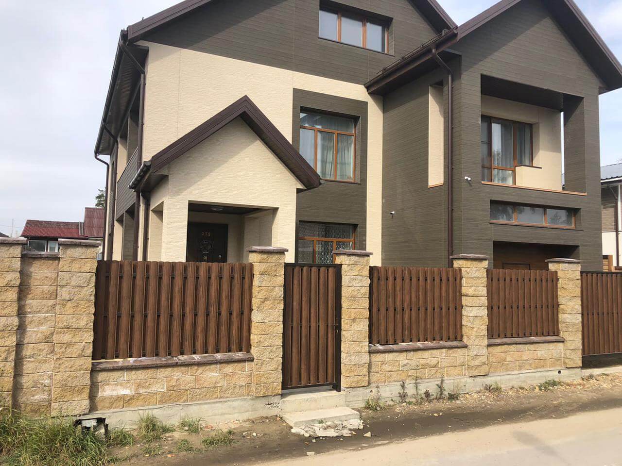 забор из штакетника каштан двухсторонний фото1 в Махачкале
