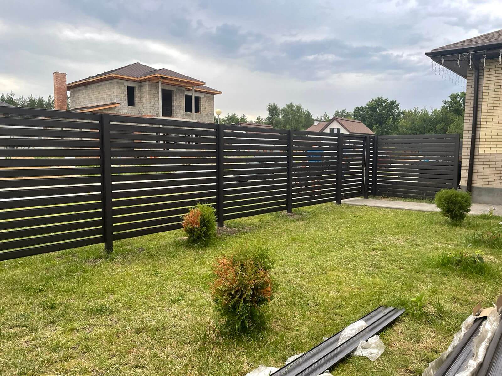 Забор из металлического планкена RAL8019 МАТТЕ фото2 в Махачкале