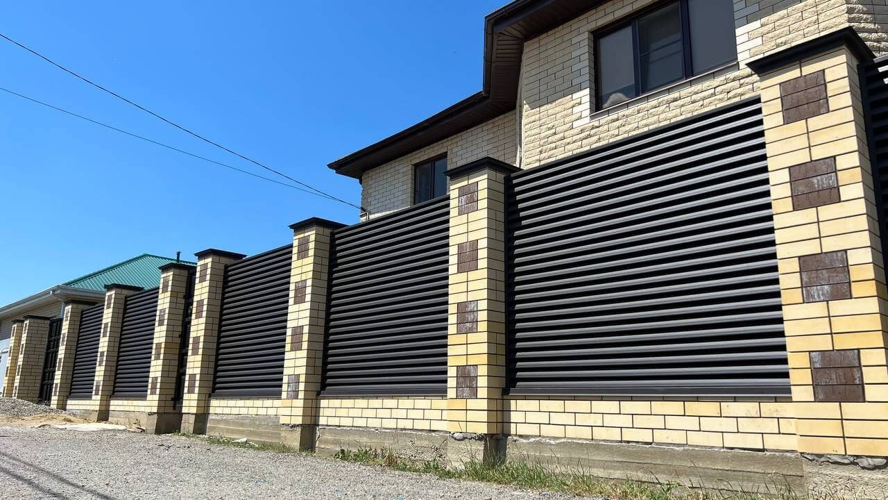 Забор-жалюзи 45м RAL8019 Темный Шоколад матовый в Махачкале