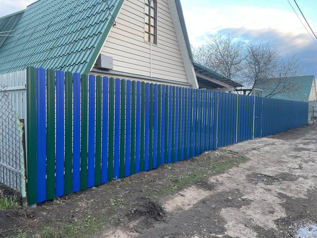 Забор из штакетника двух цветов 16м RAL6005 Зеленый Мох + RAL5002 Синий Ультрамарин фото 2 в Махачкале