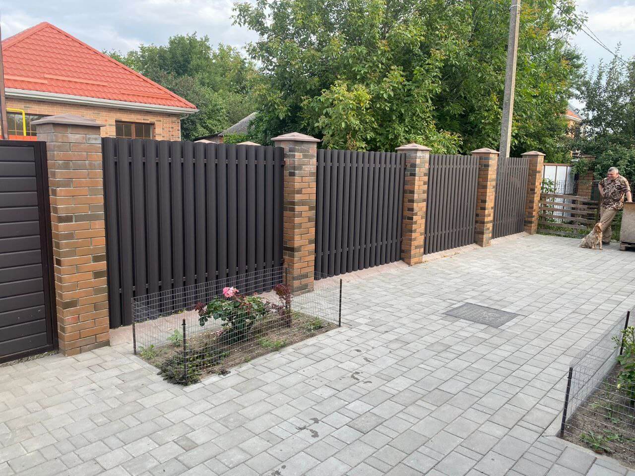 Забор из штакетника полукруглого 22м RAL8019 Темный Шоколад МАТТЕ фото 3 в Махачкале