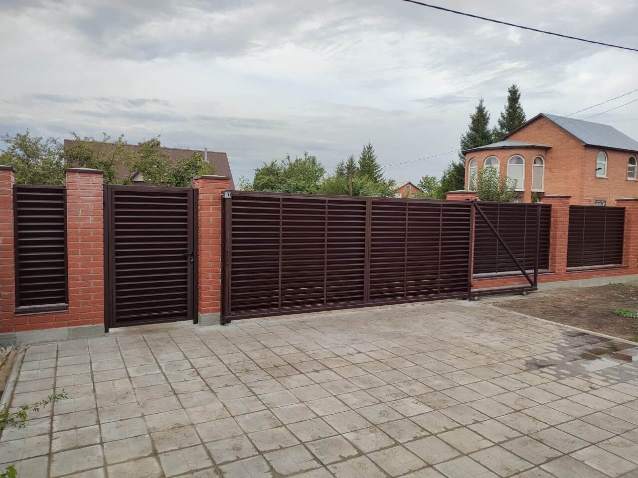 Забор из ламелей Еврожалюзи 28м RAL8017/8017 Шоколад двусторонний в Махачкале