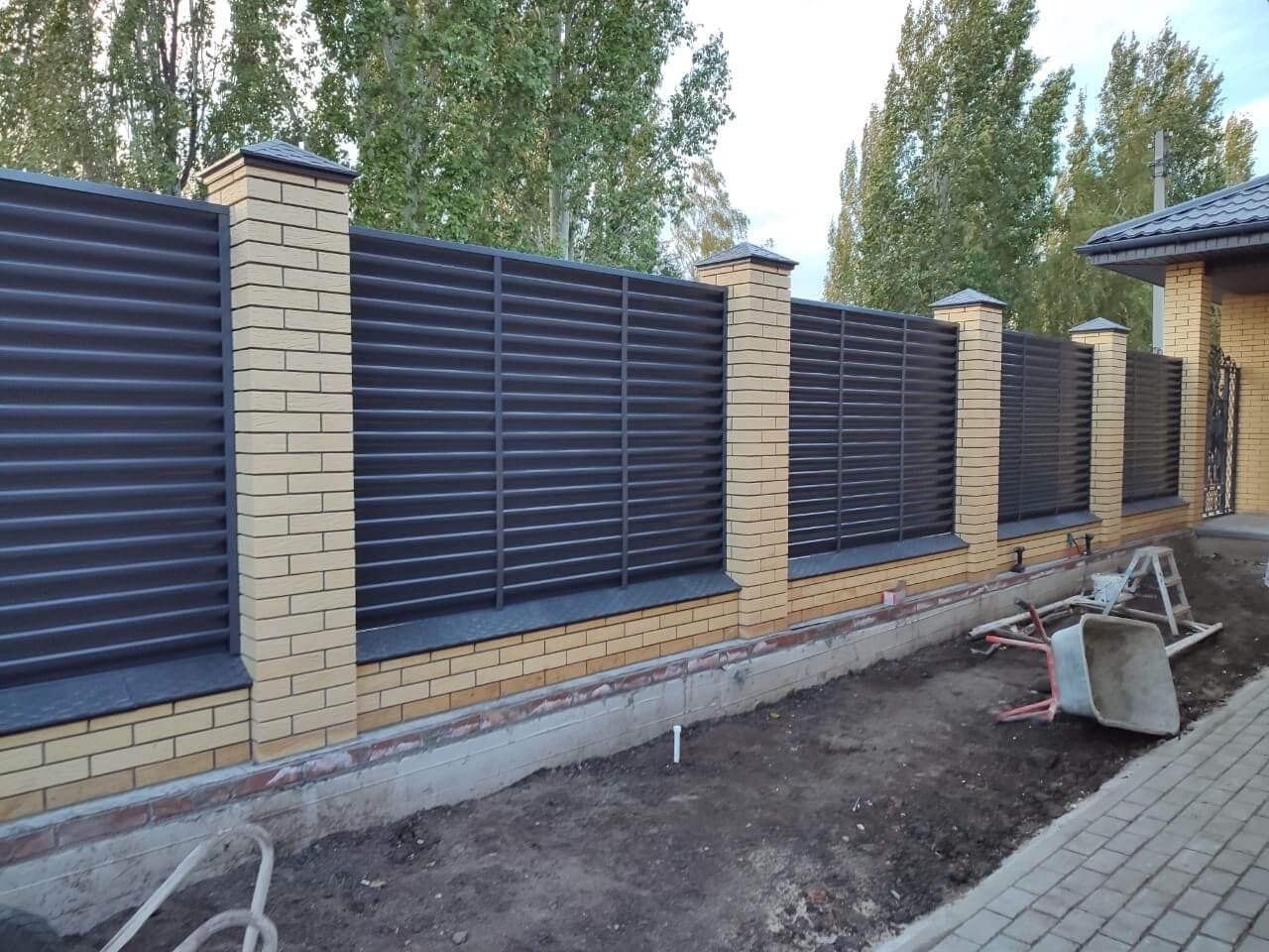 Забор-жалюзи с ламелями Еврожалюзи 16м RAL7024/7024 Серый Графит двусторонний фото 3 в Махачкале
