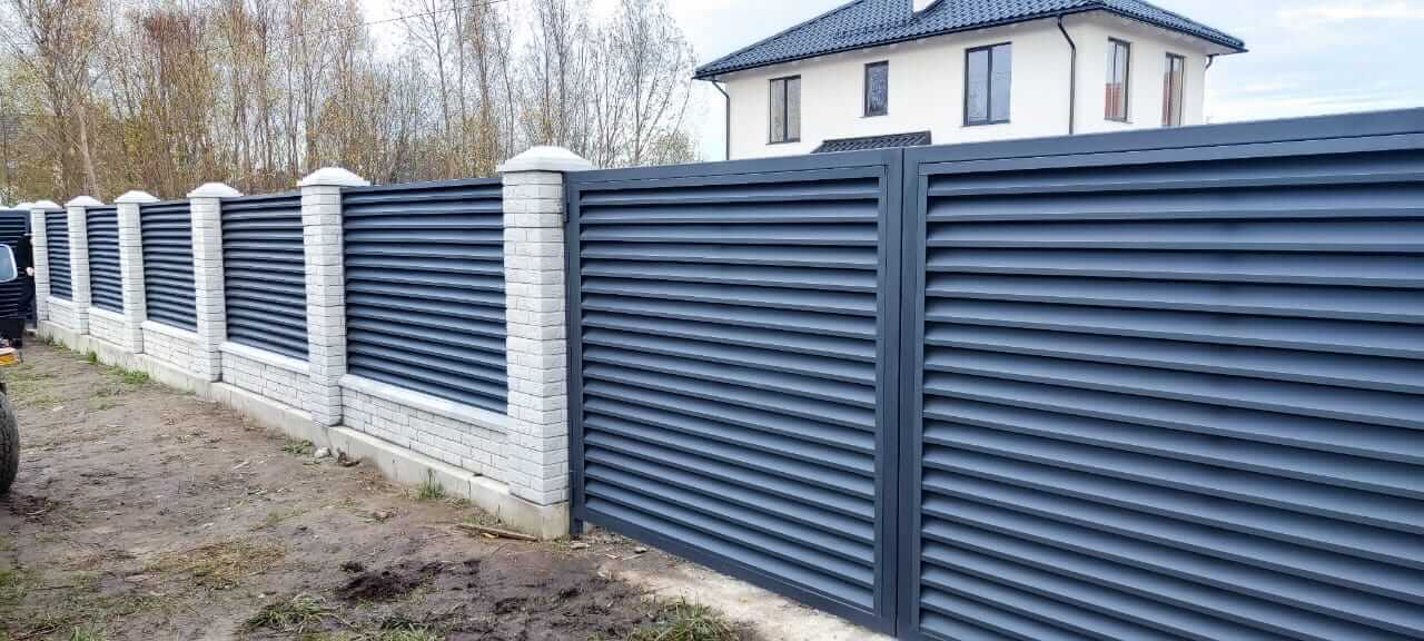 Забор-жалюзи из ламелей ЭКО-Z 32м RAL7024 Серый Графит МАТТЕ фото 5 в Махачкале