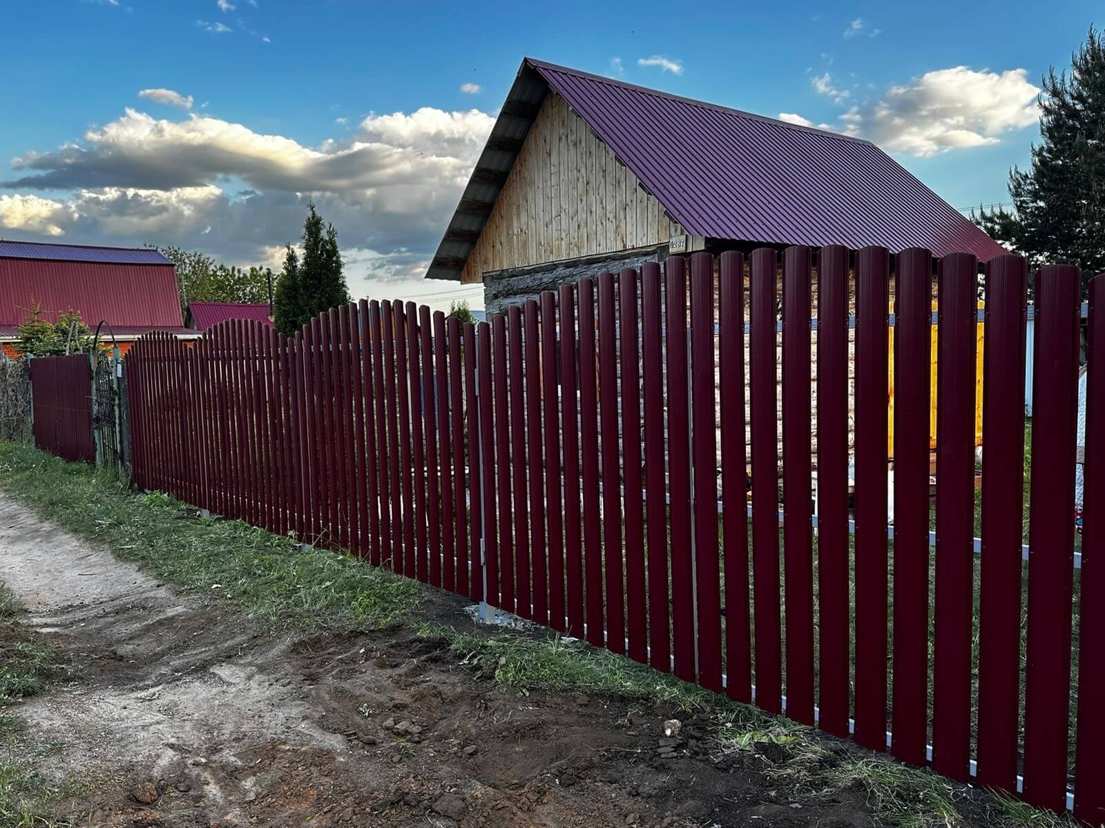 Забор из евроштакетника 28м RAL3005 Красное Вино фото 4 в Махачкале