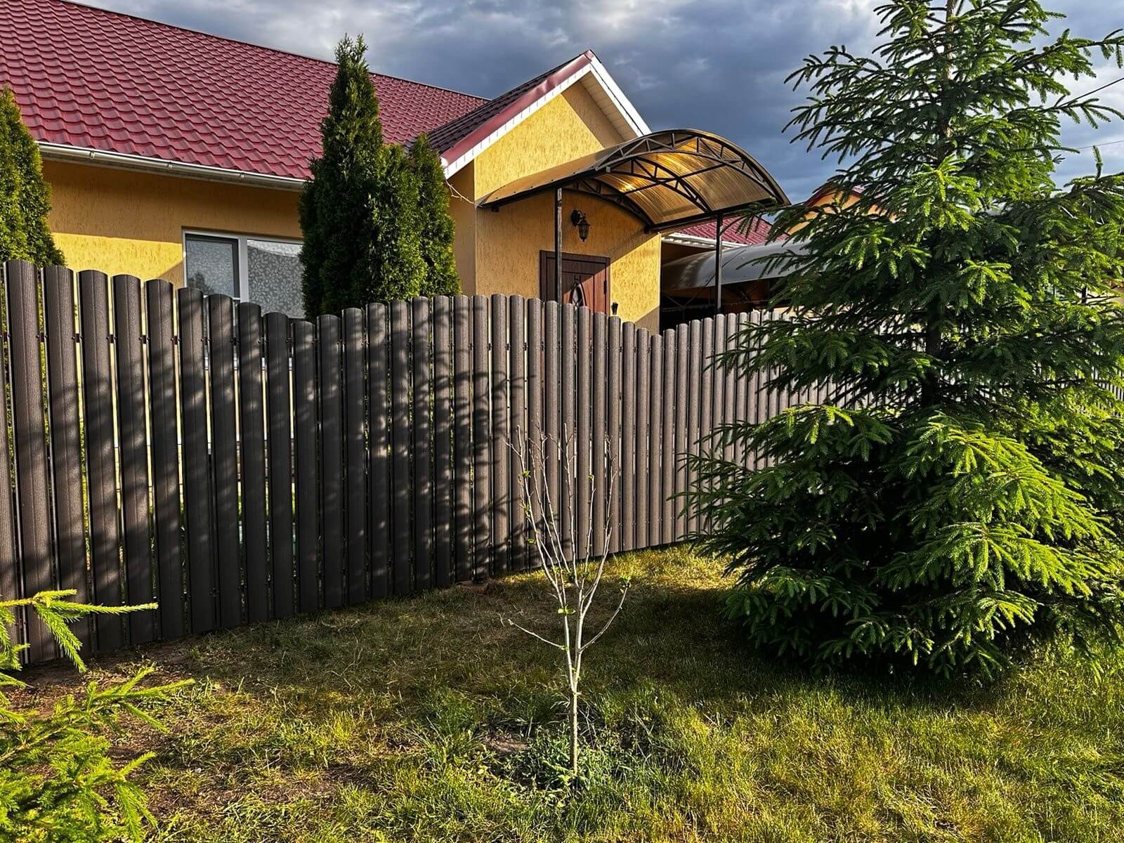 Забор из евроштакетника 37м RAL8019 Темный Шоколад МАТТЕ фото 4 в Махачкале