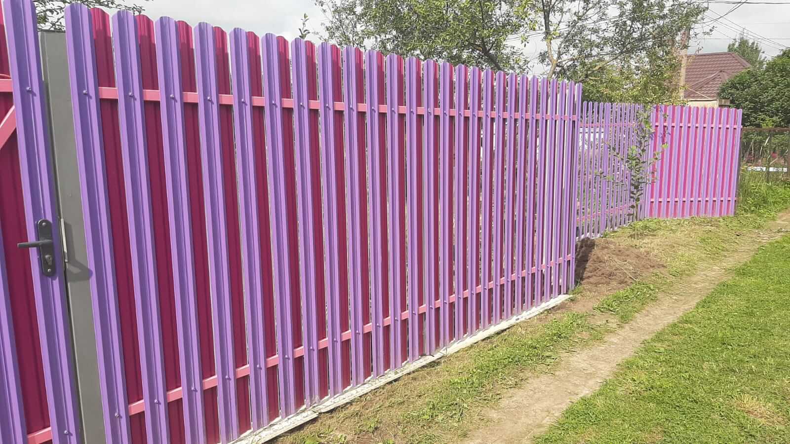 Двухцветный забор из евроштакетника 44м RAL4005 Сиреневый, RAL4006 Пурпурный фото 4 в Махачкале