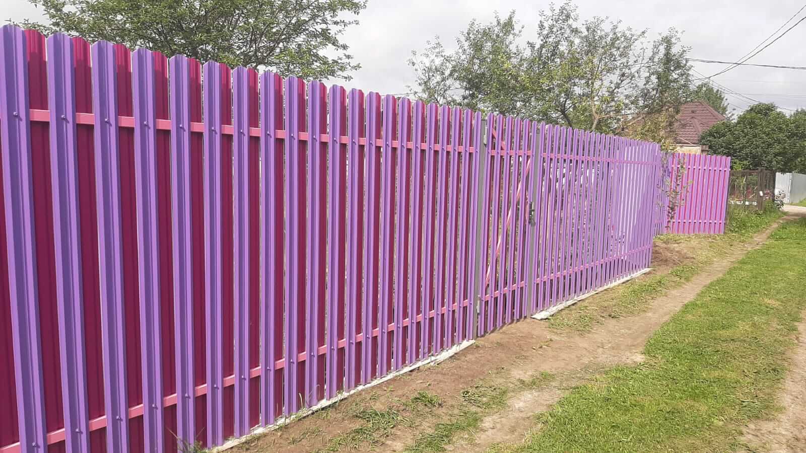Двухцветный забор из евроштакетника 44м RAL4005 Сиреневый, RAL4006 Пурпурный фото 3 в Махачкале