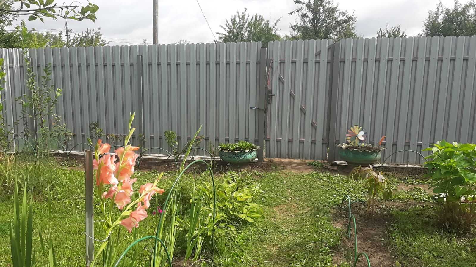Двухцветный забор из евроштакетника 44м RAL4005 Сиреневый, RAL4006 Пурпурный фото 1 в Махачкале