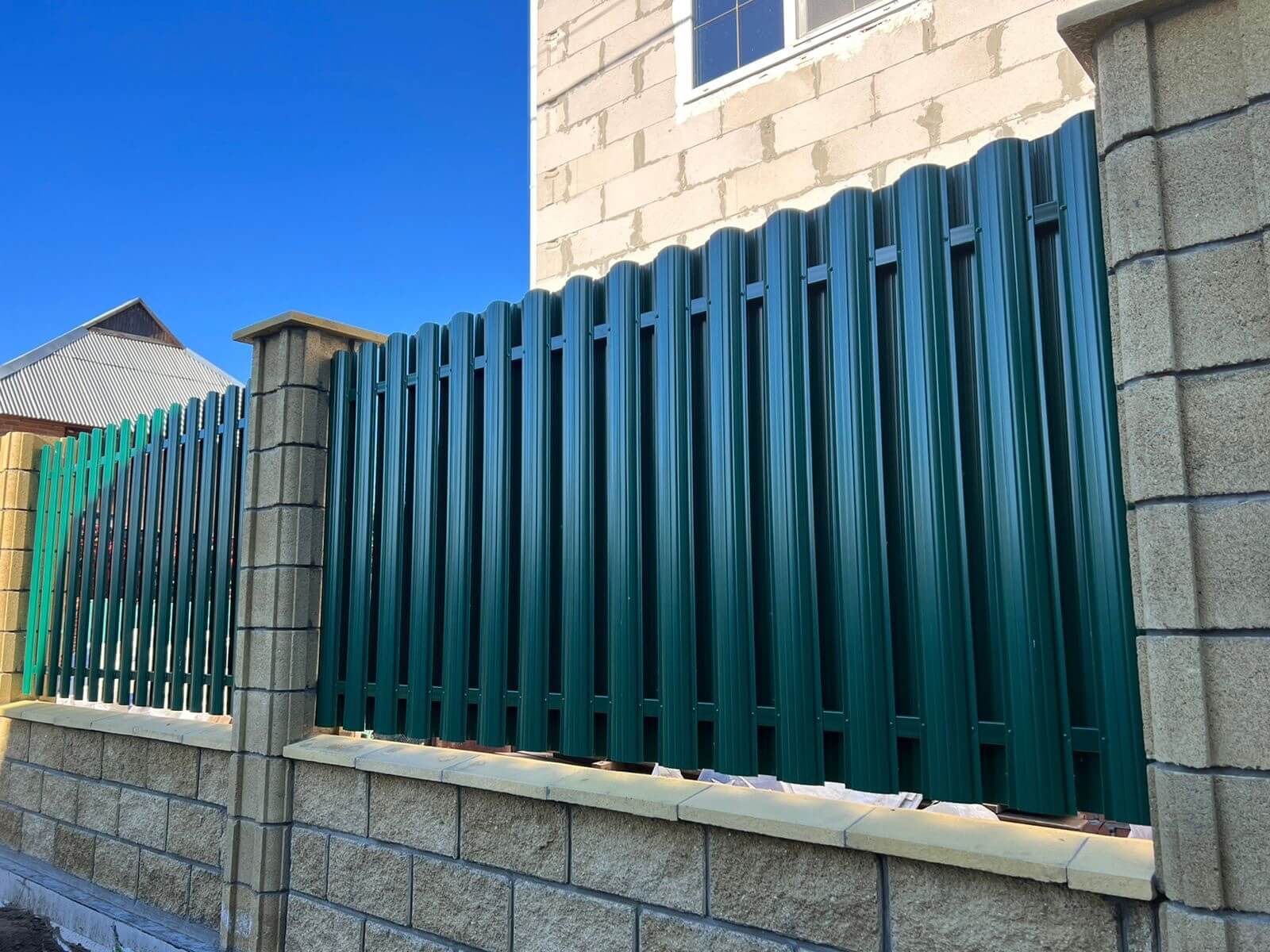 Забор из евроштакетника 22м RAL6005/6005 Зеленый Мох двусторонний фото 7 в Махачкале