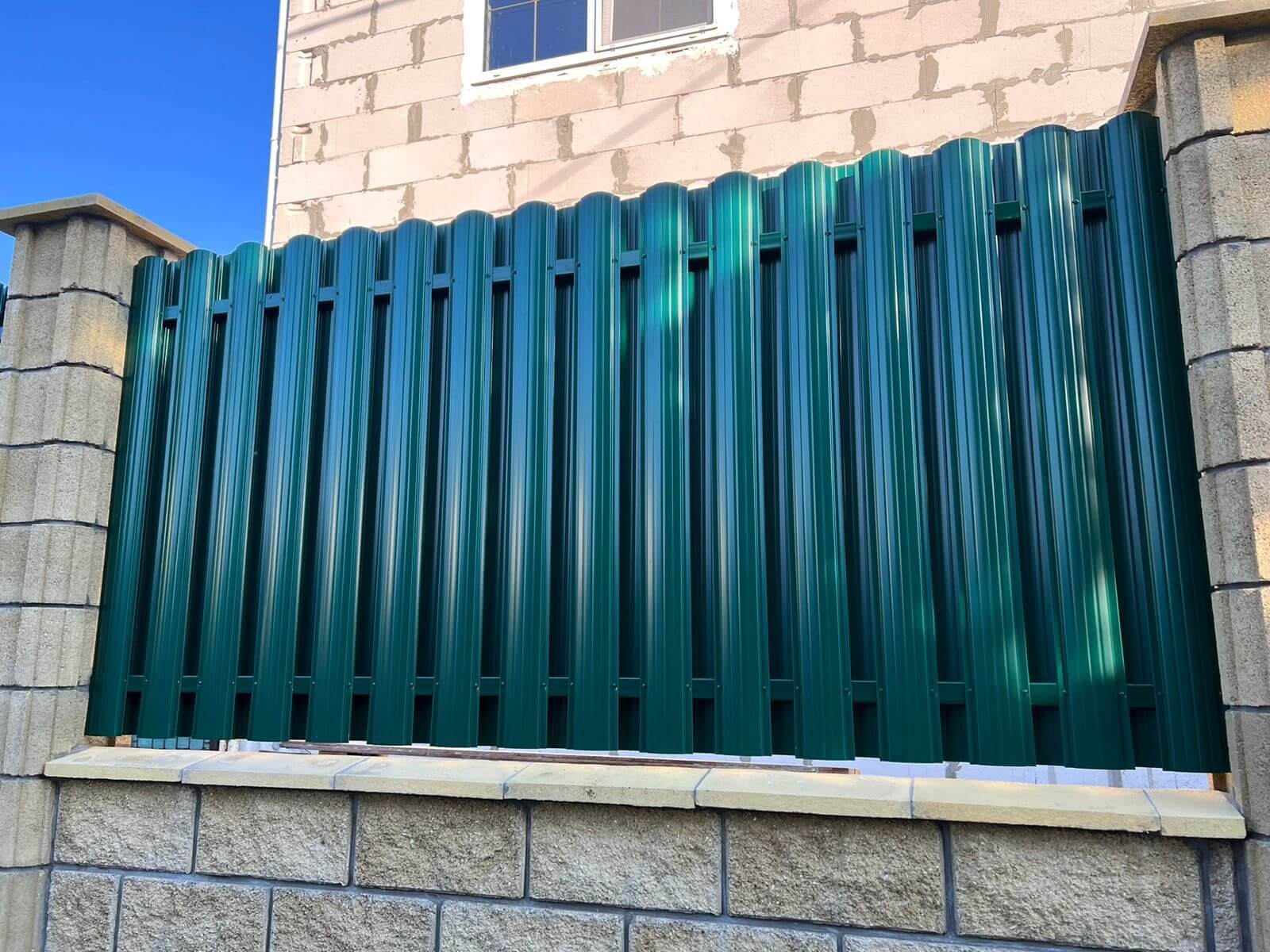 Забор из евроштакетника 22м RAL6005/6005 Зеленый Мох двусторонний фото 2 в Махачкале