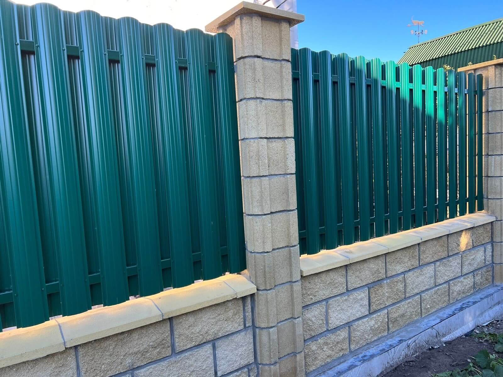 Забор из евроштакетника 22м RAL6005/6005 Зеленый Мох двусторонний фото 1 в Махачкале