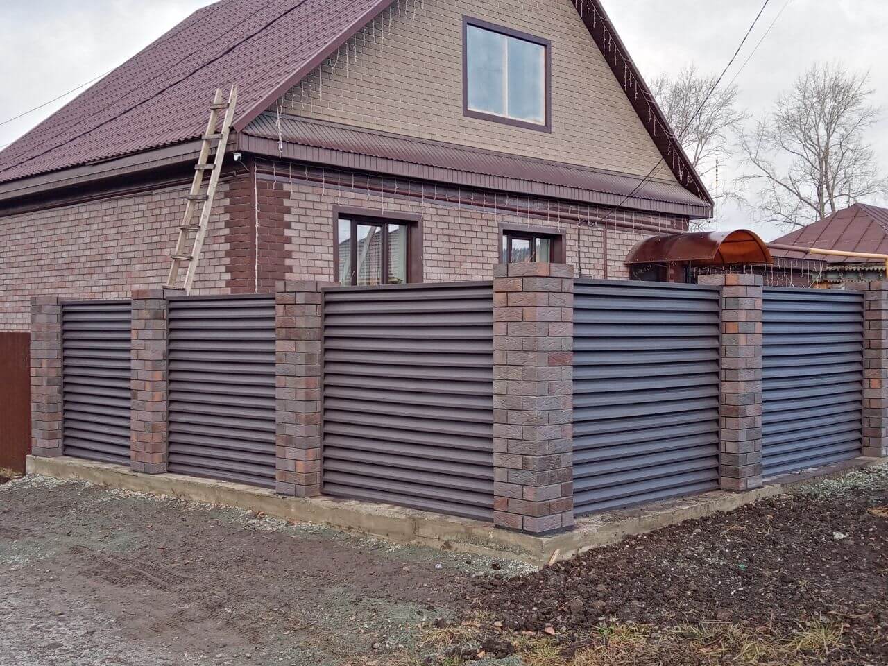 Забор-жалюзи из ламелей ЭКО-Z-US (усиленные) 30м RAL8019/8019 Темный Шоколад двусторонний МАТТЕ фото 3 в Махачкале