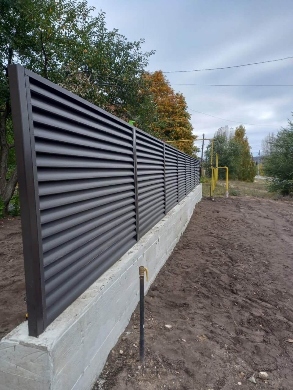 Забор из ламелей еврожалюзи 34м RAL8019/8019 Темный Шоколад двусторонний МАТТЕ фото 3 в Махачкале