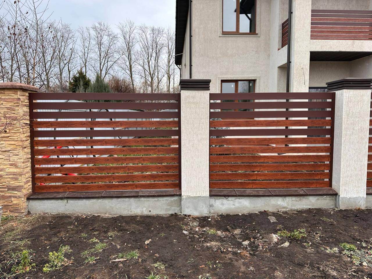 Забор-ранчо из металлопланкена 10м RAL8017 Шоколад МАТТЕ + Темное Дерево (Printech) фото 2 в Махачкале