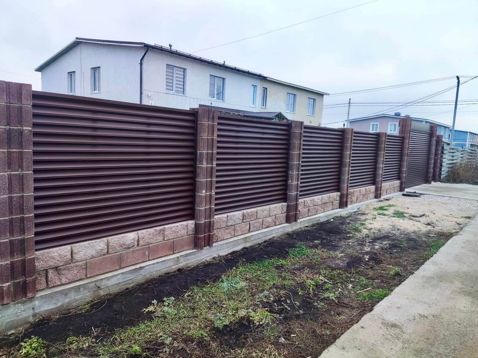 Забор-жалюзи из ламелей ЭКО-Z 13м RAL8019/8019 Темный Шоколад двусторонний МАТТЕ фото 1 в Махачкале