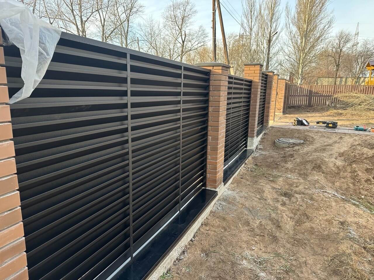 Забор-жалюзи из ламелей Хай-Тек 16м RAL9005/9005 Черный двусторонний МАТТЕ фото 1 в Махачкале