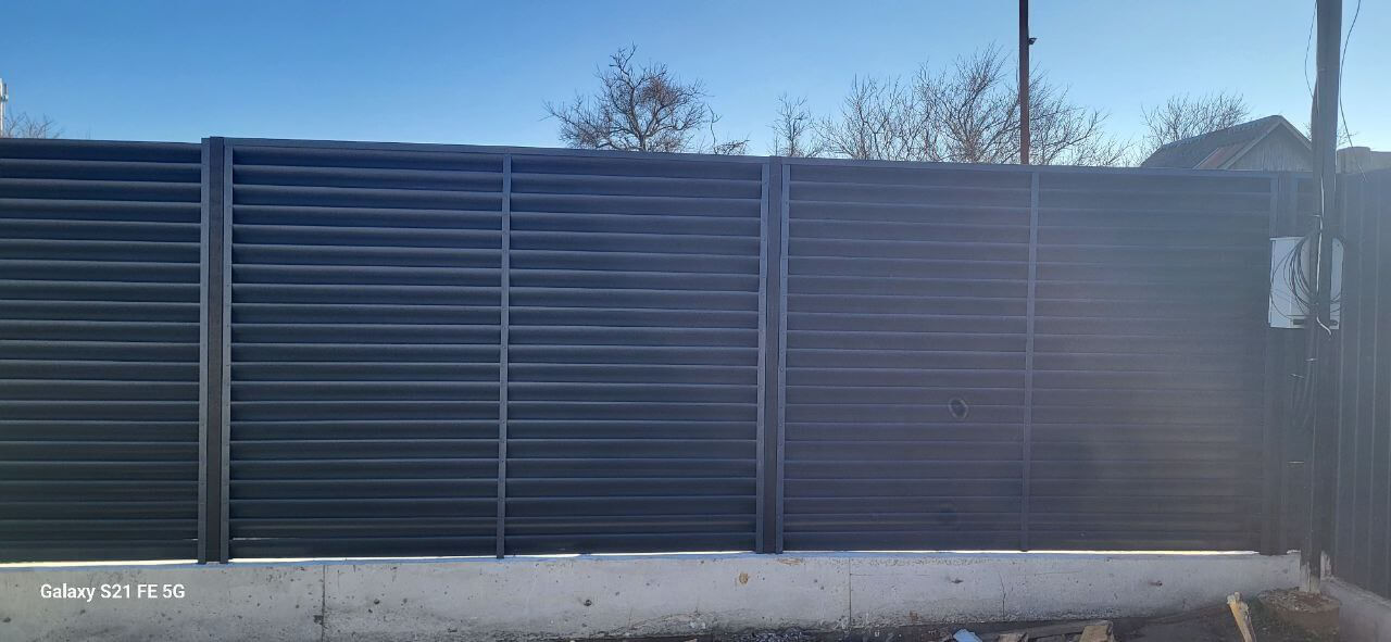 Забор из ламелей еврожалюзи 30м RAL7024/7024 Серый Графит двусторонний фото 6 в Махачкале