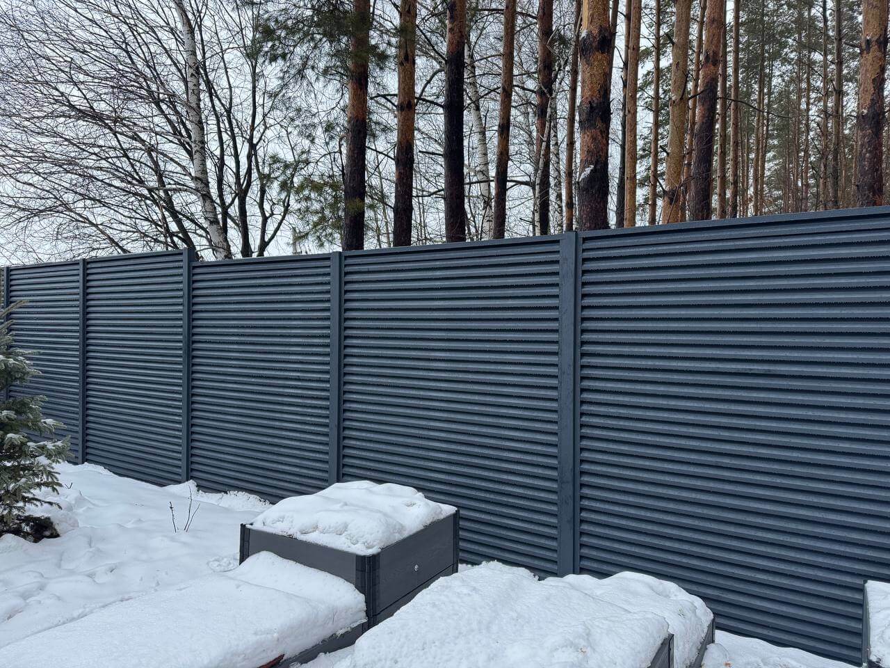 Забор-жалюзи из ламелей ЭКО-Z-US 54м RAL7024/7024 Серый Графит двусторонний МАТТЕ фото 3 в Махачкале