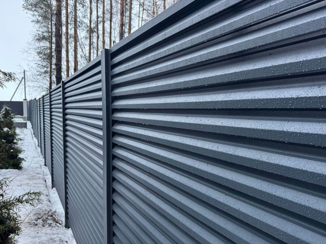 Забор-жалюзи из ламелей ЭКО-Z-US 54м RAL7024/7024 Серый Графит двусторонний МАТТЕ фото 2 в Махачкале