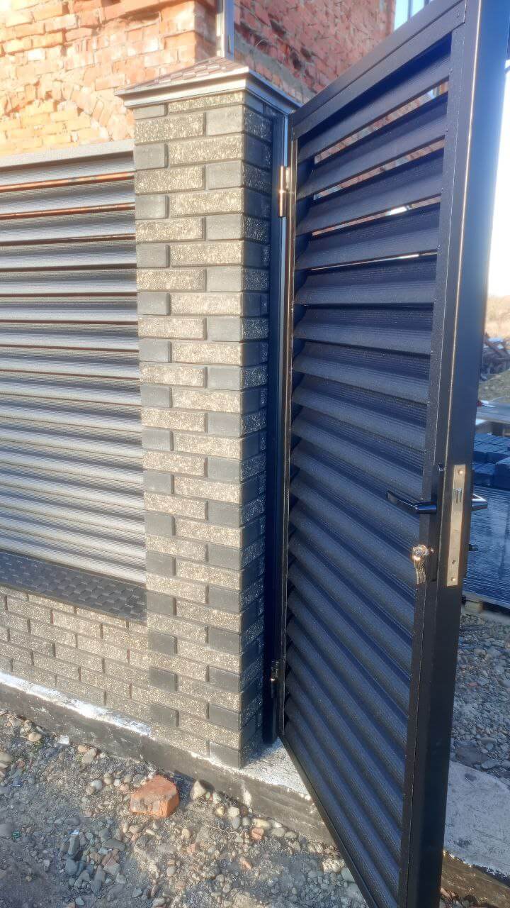 Забор-жалюзи из ламелей Еврожалюзи 24м RAL9005 Черный МАТТЕ фото 6 в Махачкале