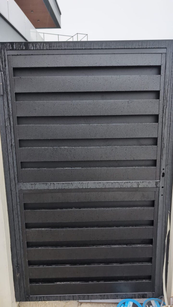 Откатные ворота с калиткой из металлопланкена RAL9005/9005 Черный двусторонний МАТТЕ фото 3 в Махачкале