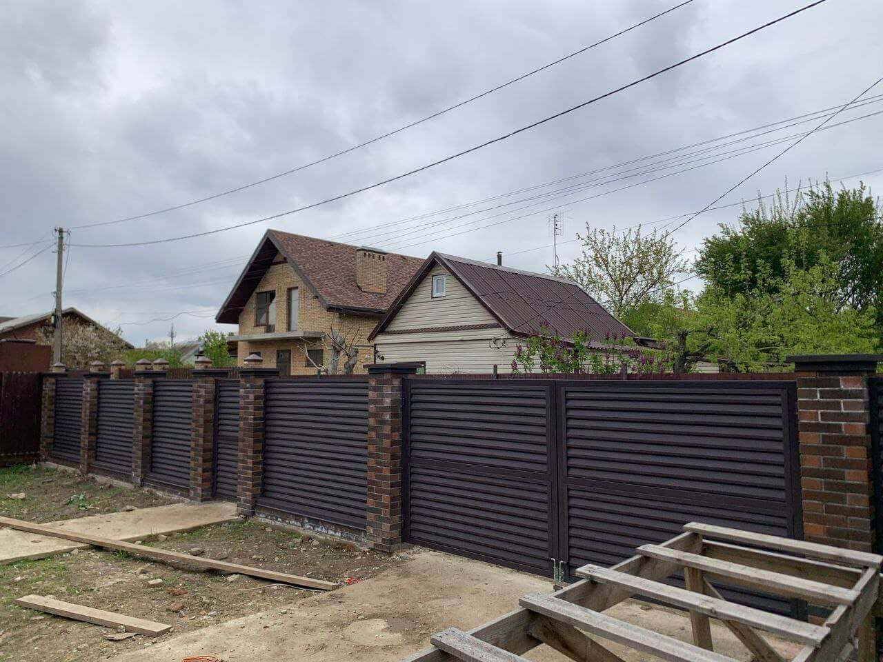 Забор-жалюзи из ламелей Реснички 24м RAL8019/8019 Темный Шоколад двусторонний МАТТЕ фото 2 в Махачкале