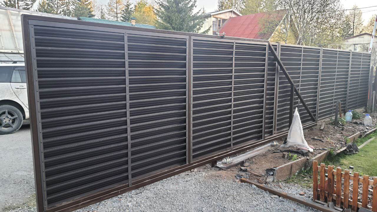 Забор-жалюзи из ламелей ЭКО-Z-US 12м RAL8019/8019 Темный Шоколад двусторонний МАТТЕ фото 1 в Махачкале