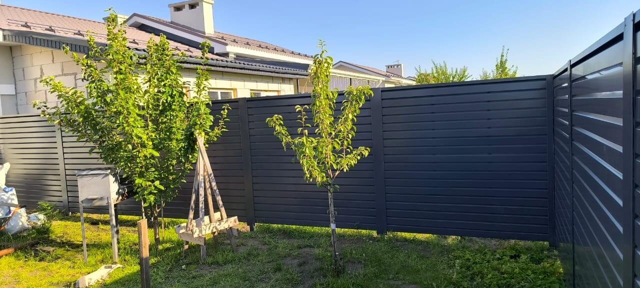 Забор-жалюзи из ламелей Хай-Тек 62м RAL7024/7024 Серый Графит двусторонний фото 4 в Махачкале
