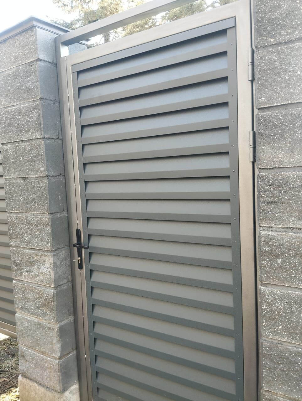 Откатные ворота с калиткой из ламелей Реснички RAL7024/7024 Серый Графит двусторонний МАТТЕ фото 2 в Махачкале
