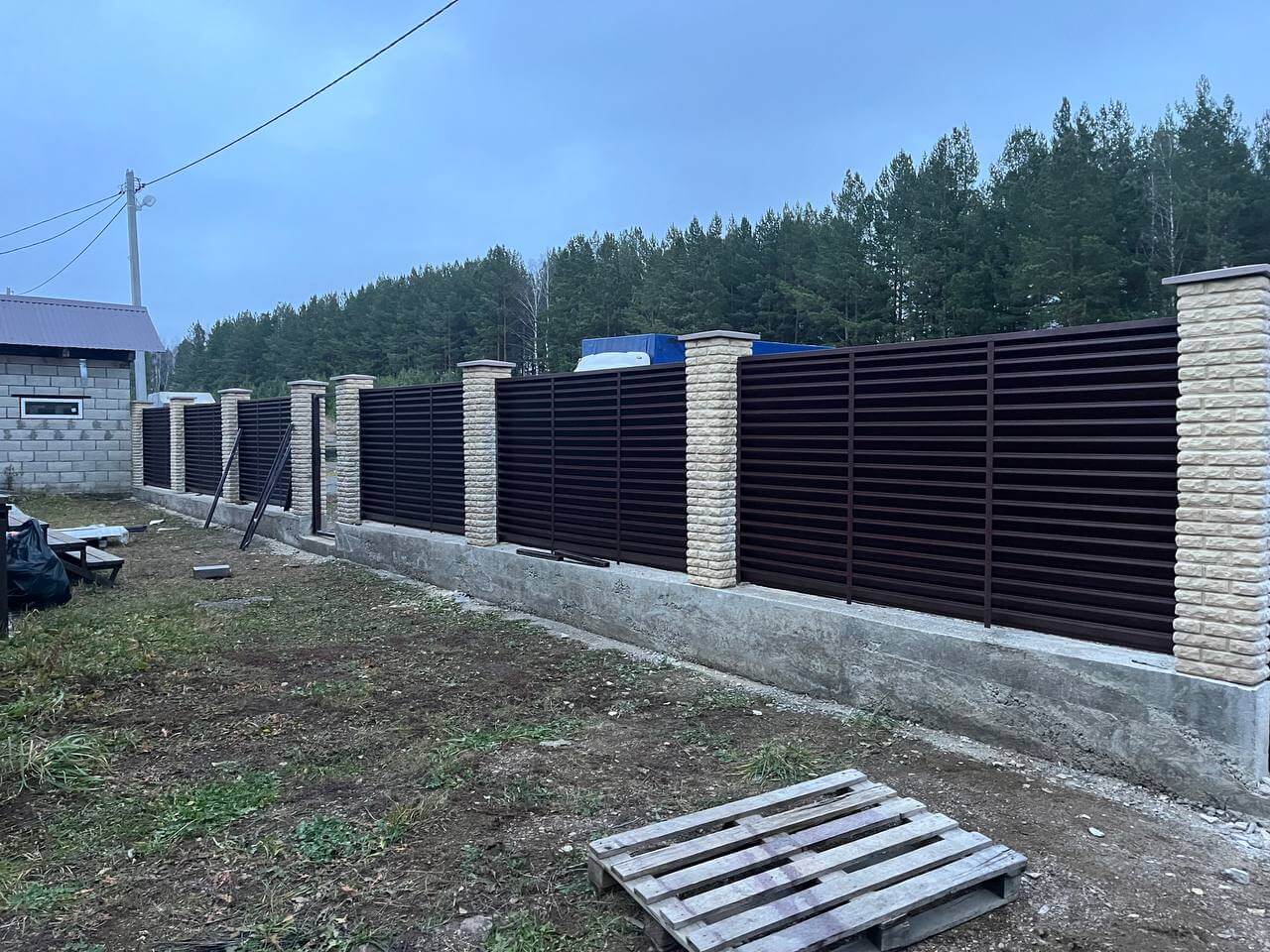 Забор-жалюзи из ламелей ЭКО-Z 18м RAL8017/8017 Шоколад двусторонний фото 3 в Махачкале