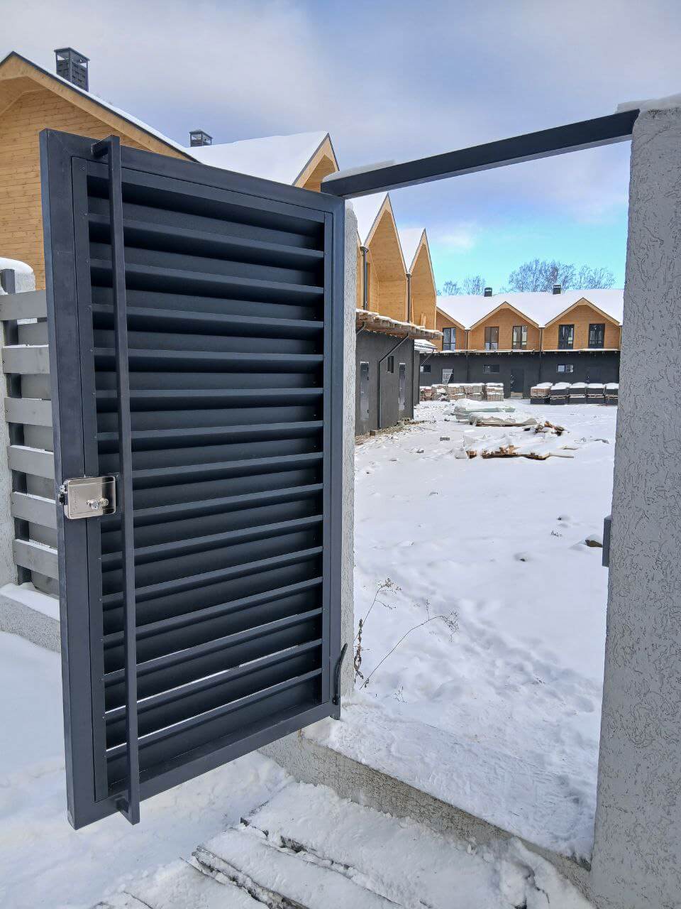 Входная группа из ламелей Хай-Тек RAL7024/7024 Серый Графит двусторонний МАТТЕ фото 21 в Махачкале