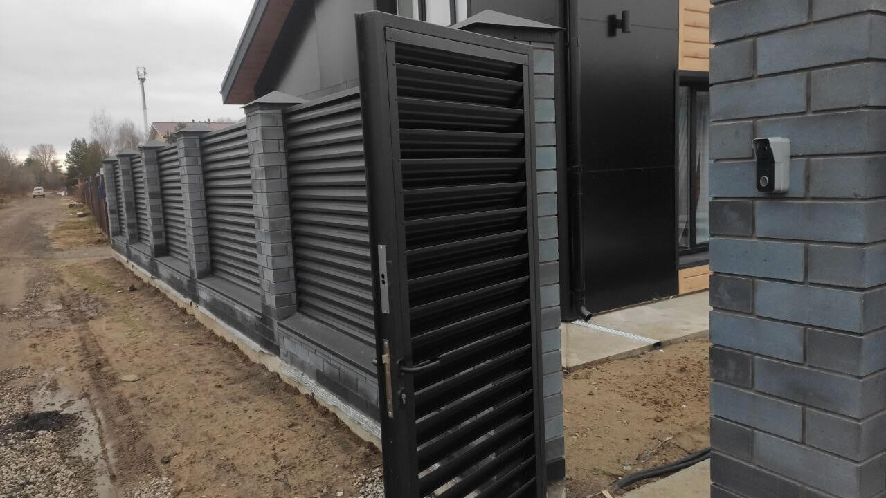 Забор-жалюзи из ламелей ЭКО-Z 17м RAL9005/9005 Черный МАТТЕ фото 1 в Махачкале