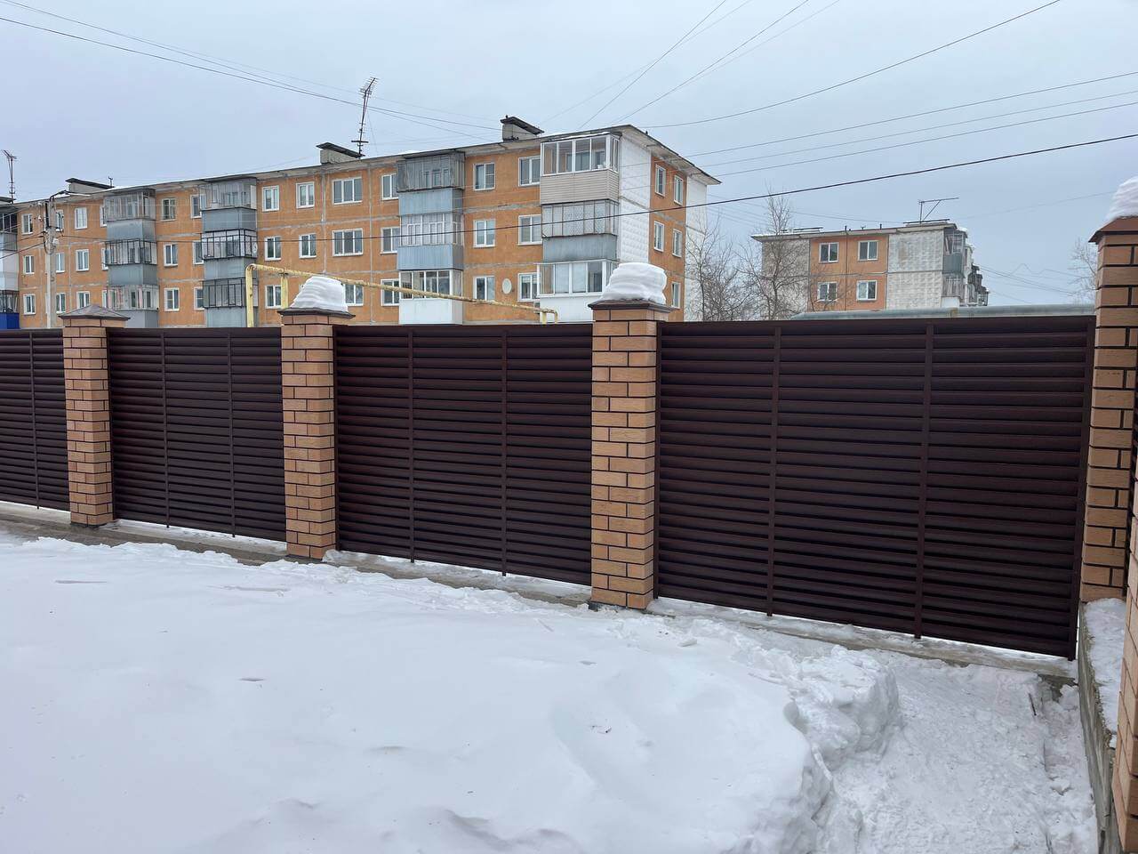 Забор-жалюзи из ламелей ЭКО-Z 87м RAL8017/8017 Шоколад двусторонний МАТТЕ фото 17 в Махачкале