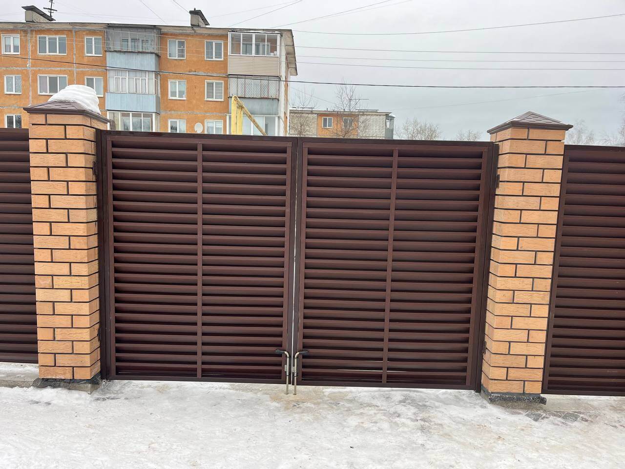 Забор-жалюзи из ламелей ЭКО-Z 87м RAL8017/8017 Шоколад двусторонний МАТТЕ фото 9 в Махачкале
