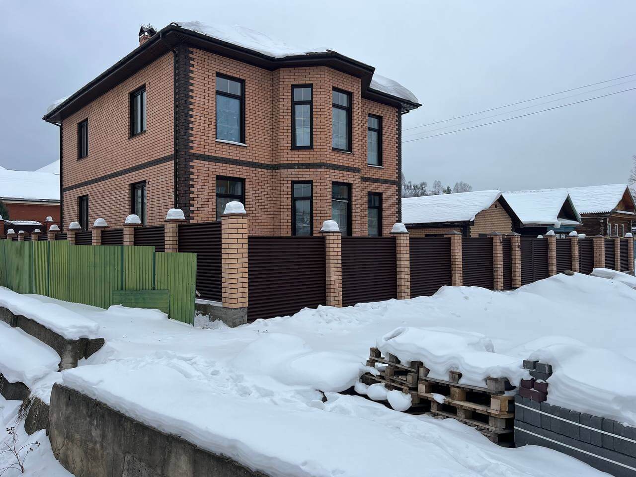 Забор-жалюзи из ламелей ЭКО-Z 87м RAL8017/8017 Шоколад двусторонний МАТТЕ фото 12 в Махачкале