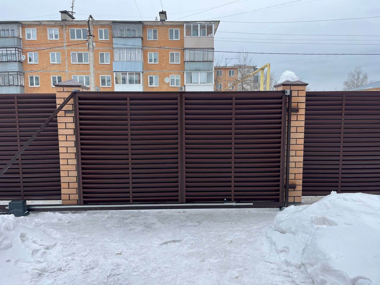 Забор-жалюзи из ламелей ЭКО-Z 87м RAL8017/8017 Шоколад двусторонний МАТТЕ фото 10 в Махачкале