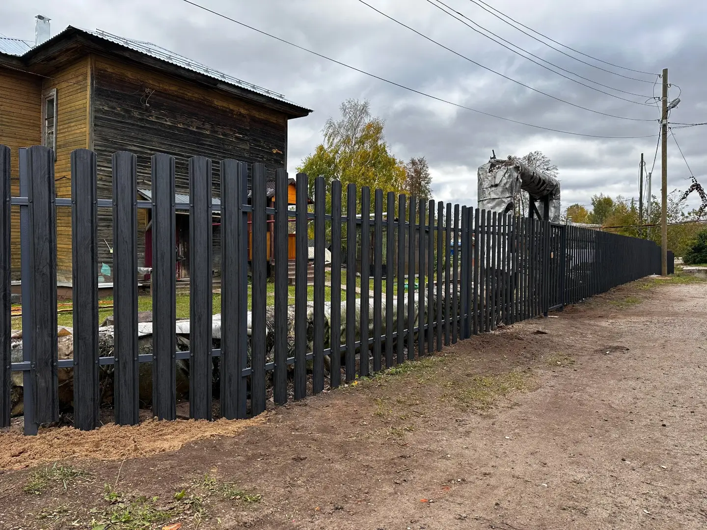 Забор из евроштакетника 63м Черное Дерево 3D Принтек фото 1 в Махачкале