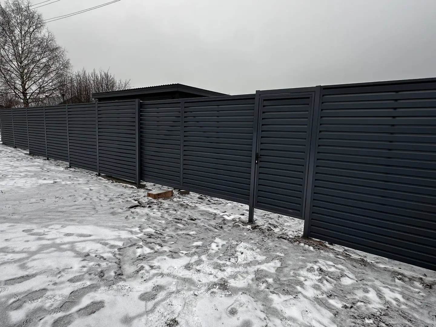 Забор-жалюзи из ламелей Хай-Тек 20м RAL7024/7024 Серый Графит двусторонний МАТТЕ фото 4 в Махачкале