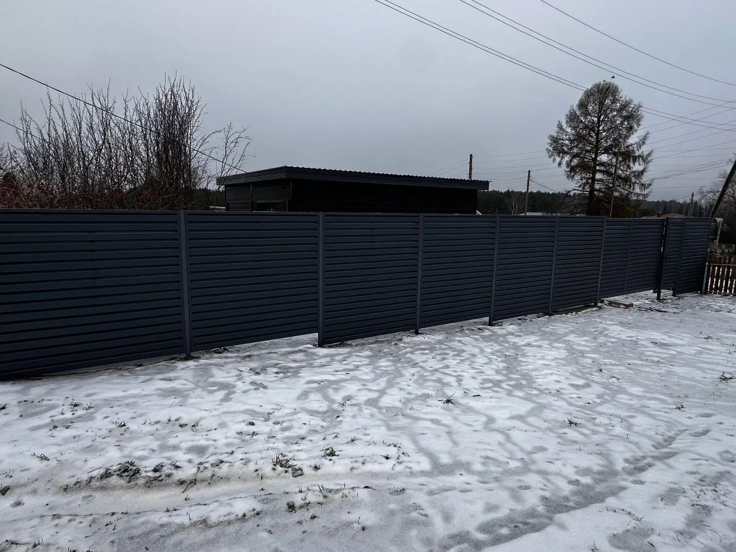 Забор-жалюзи из ламелей Хай-Тек 20м RAL7024/7024 Серый Графит двусторонний МАТТЕ фото 3 в Махачкале
