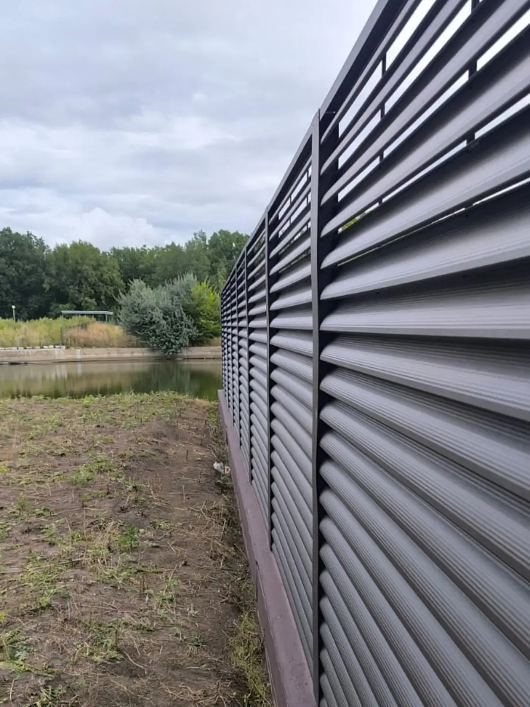 Забор-жалюзи из ламелей еврожалюзи 86м RAL8019/8019 Темный Шоколад двусторонний МАТТЕ фото 7 в Махачкале