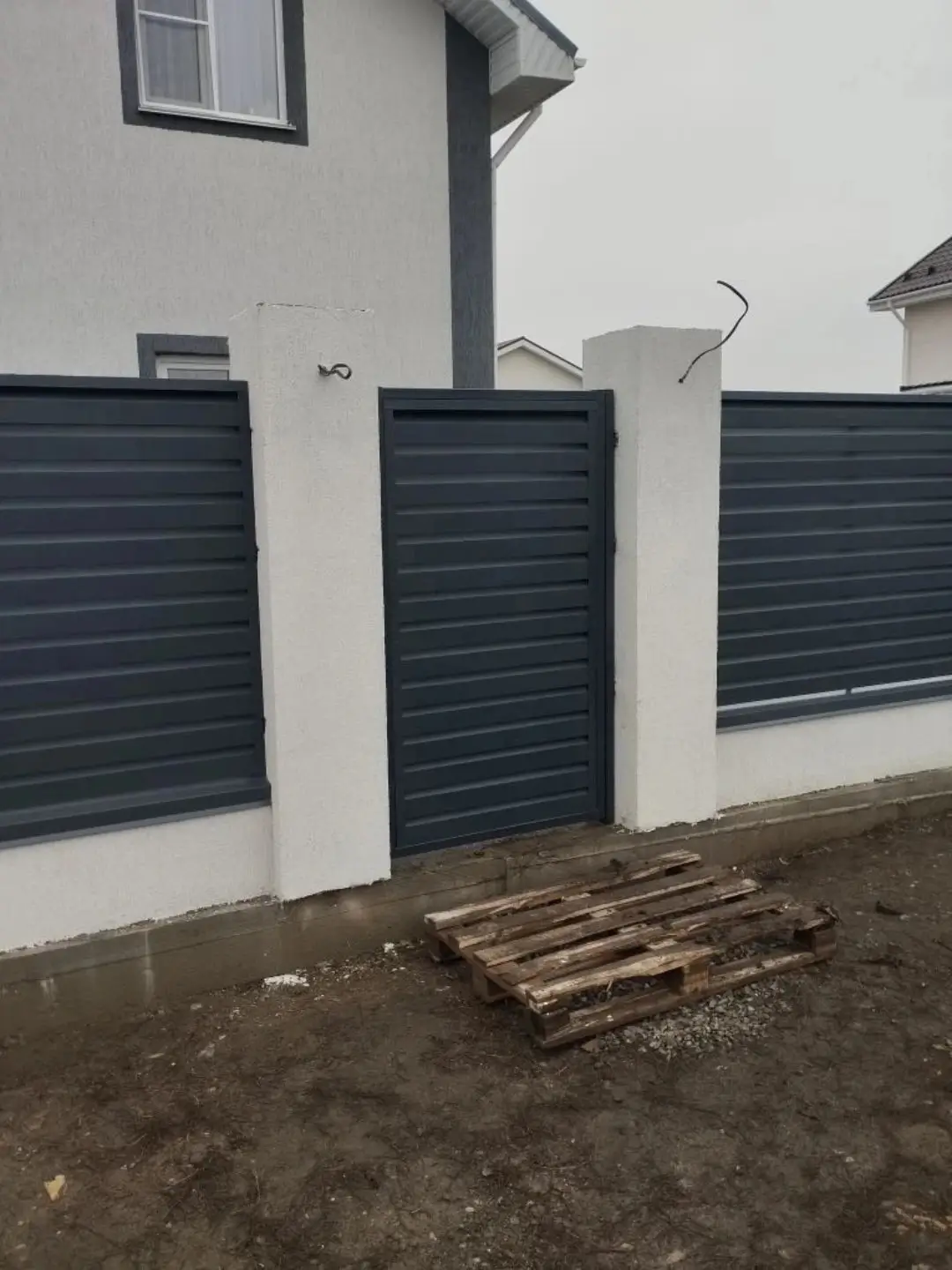 Забор-жалюзи из ламелей Хай-Тек 12м RAL7024 Серый Графит МАТТЕ фото 1 в Махачкале