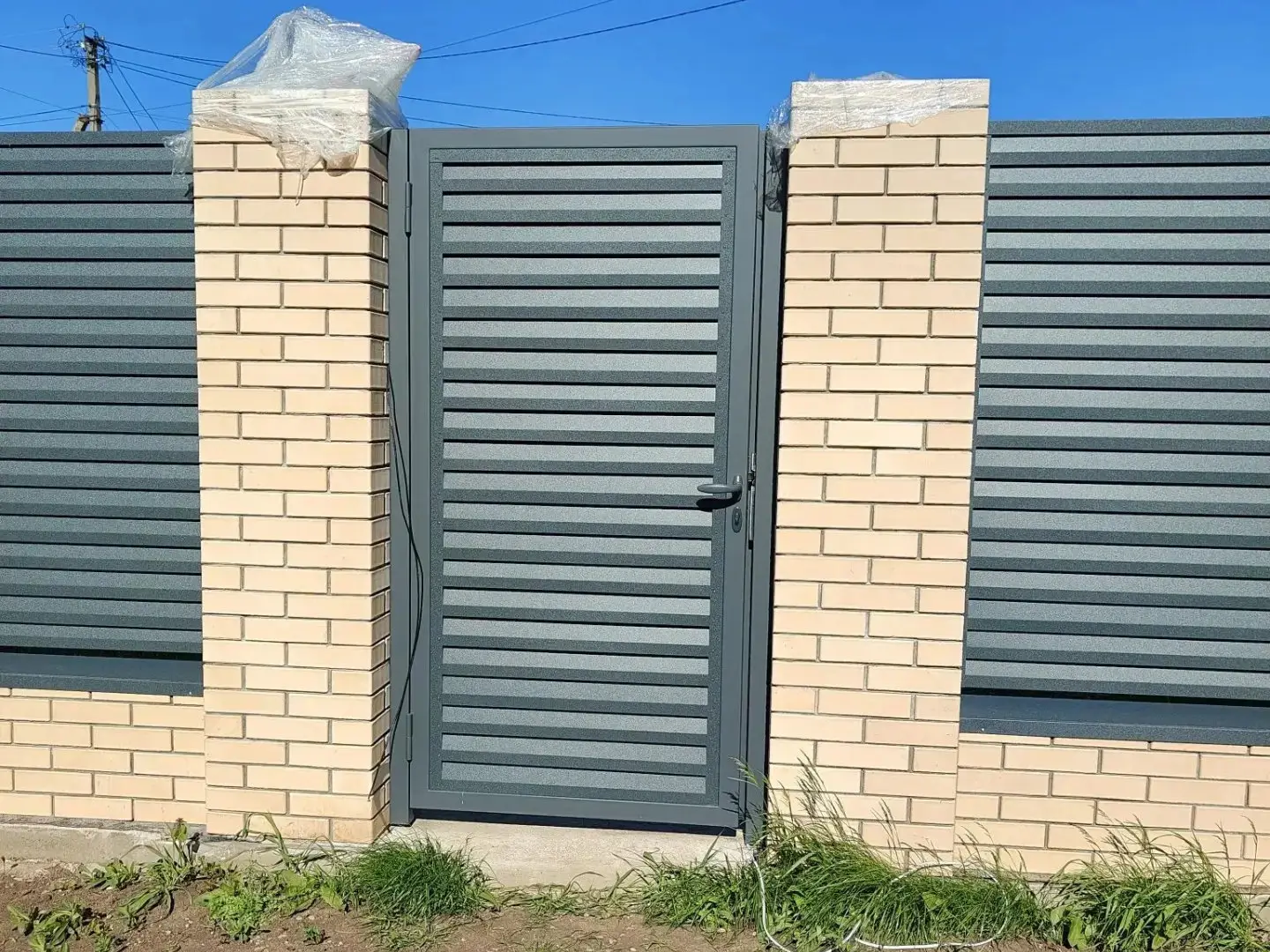 Забор-жалюзи из ламелей Реснички 16м RAL7024 Серый Графит Стальной Бархат фото 2 в Махачкале