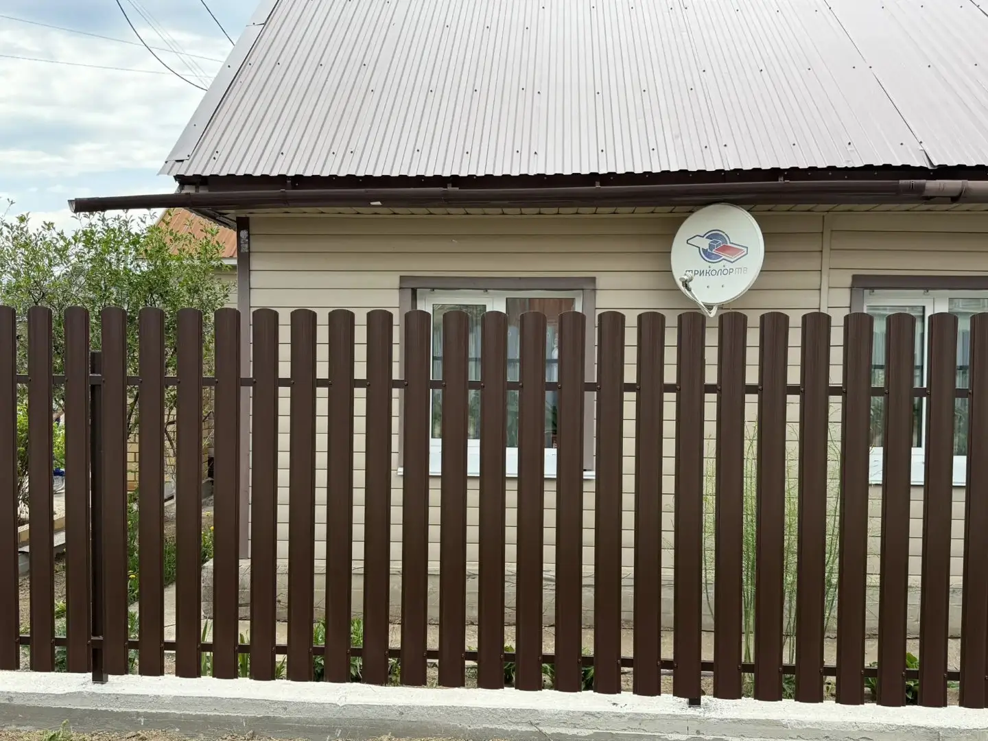 Комбинированный забор из ламелей ЭКО-Z-US и евроштакетника 18м RAL8017 Шоколад МАТТЕ, Полиэстер фото 3 в Махачкале