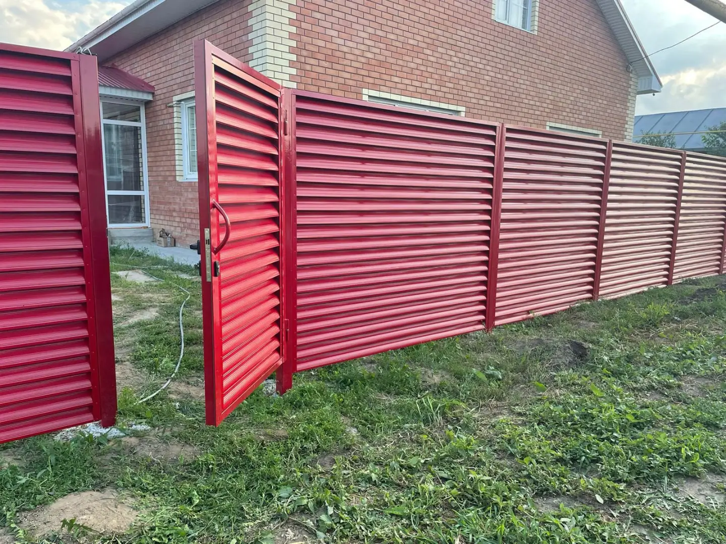 Забор-жалюзи из ламелей Еврожалюзи 24м RAL3003 Рубин фото 6 в Махачкале