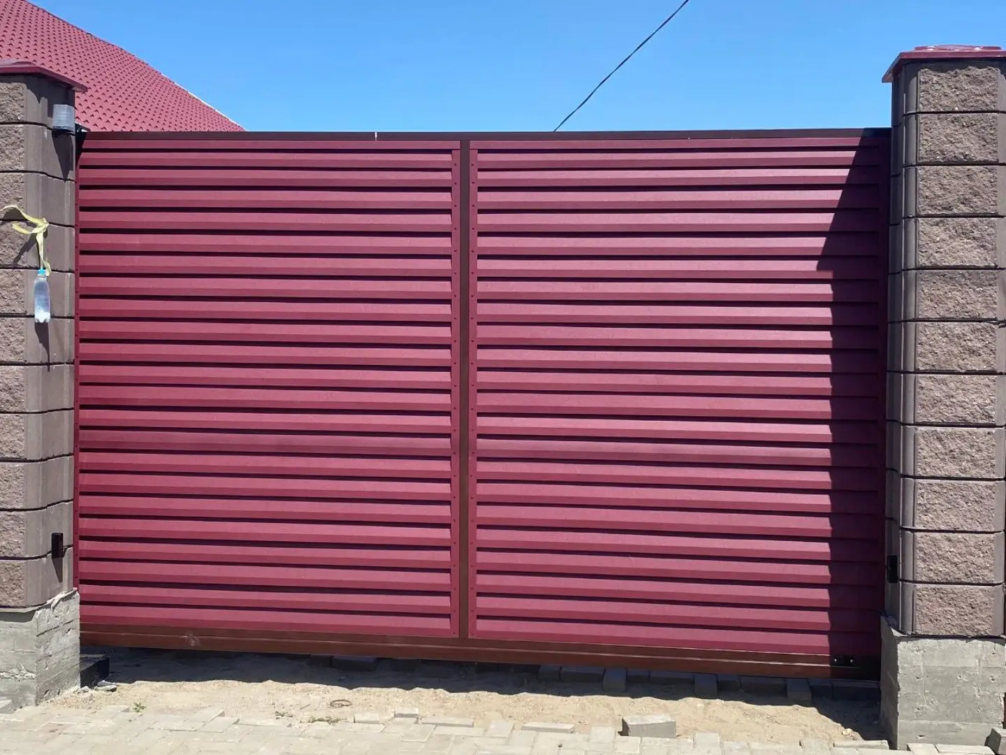 Входная группа из ламелей Реснички RAL3005 Красное Вино Rooftop Бархат фото 1 в Махачкале
