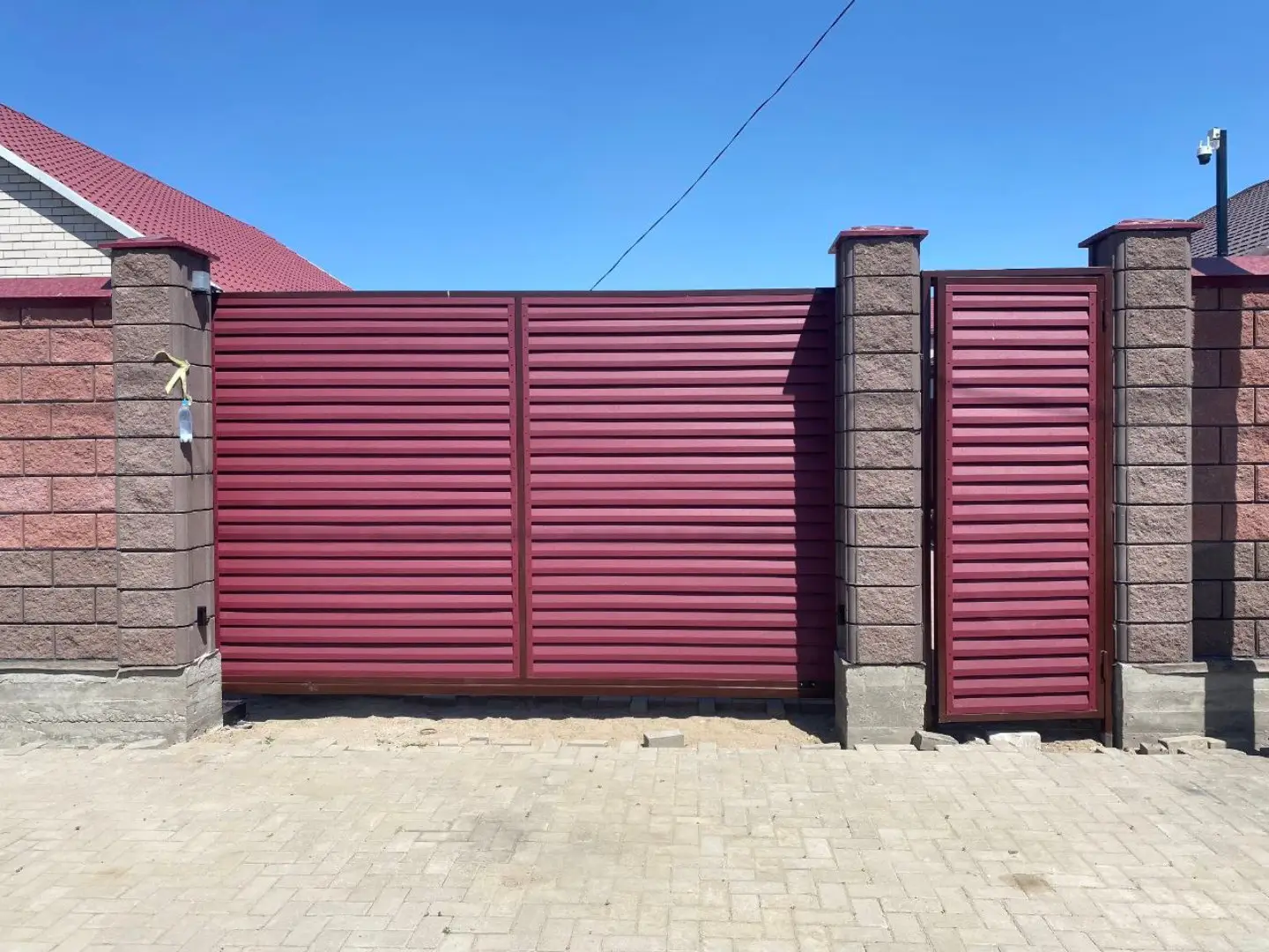 Входная группа из ламелей Реснички RAL3005 Красное Вино Rooftop Бархат в Махачкале
