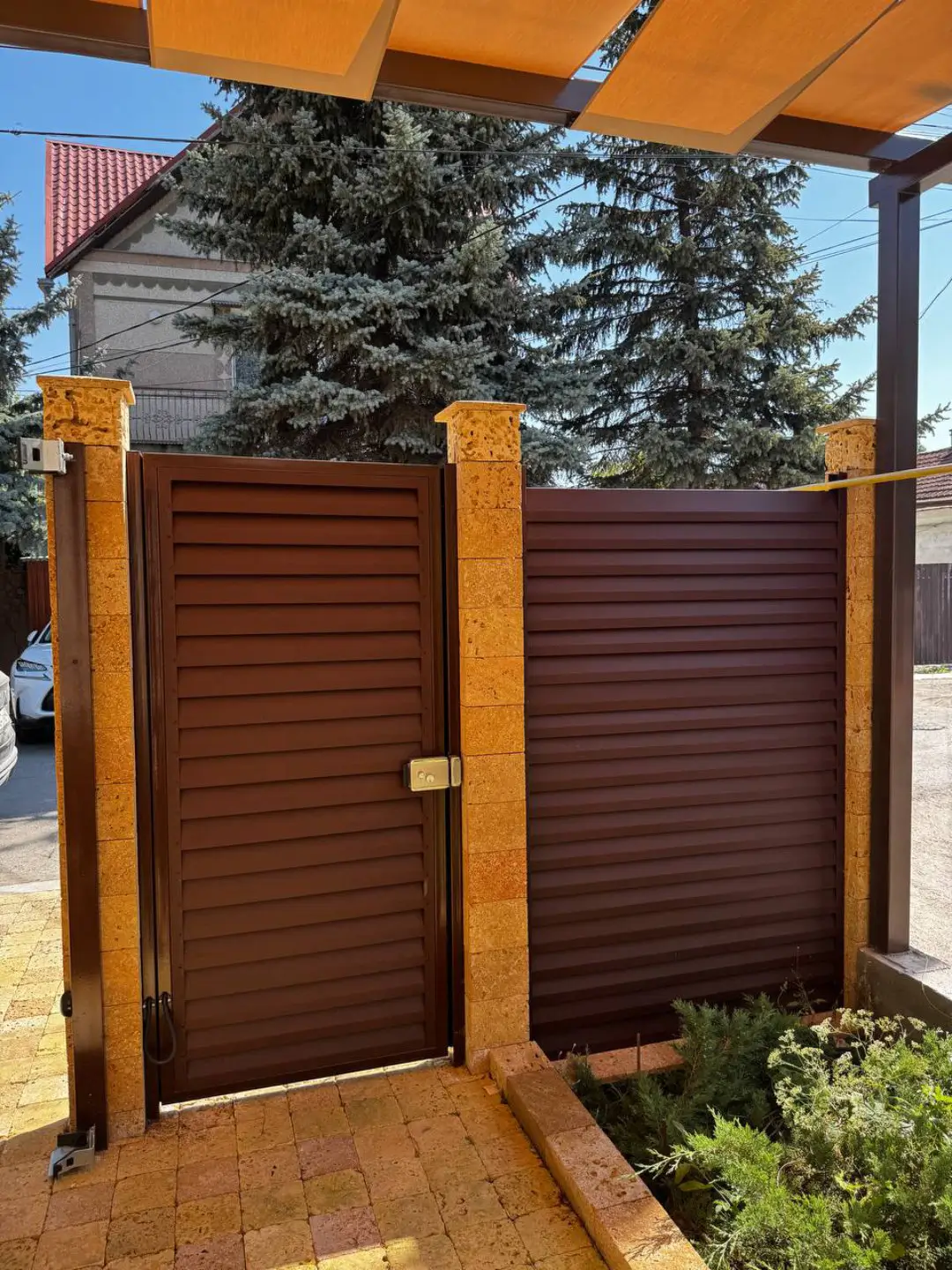 Забор-жалюзи из ламелей Реснички 12м RAL8017 Шоколад МАТТЕ фото 1 в Махачкале